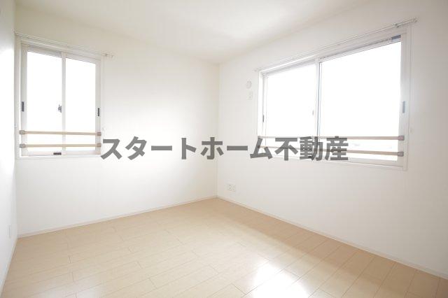 その他部屋・スペース　開放的な寝室です