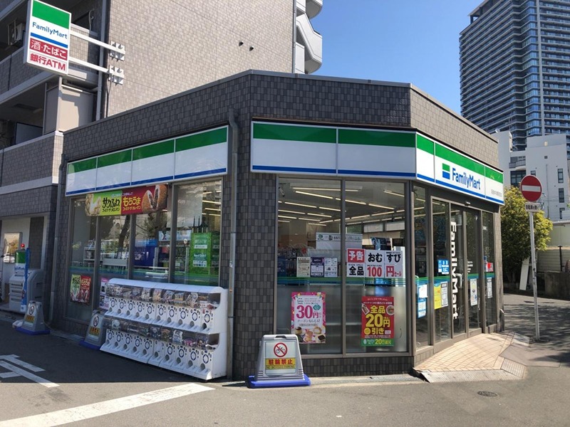 コンビニ　ファミリーマート 阪急中津駅前店（コンビニ）まで241m