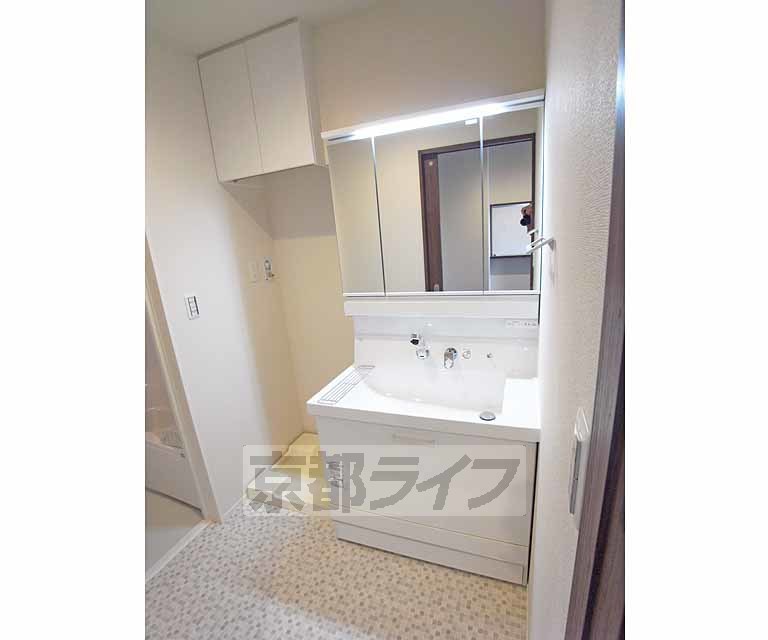 洗面設備　便利な洗面台です。