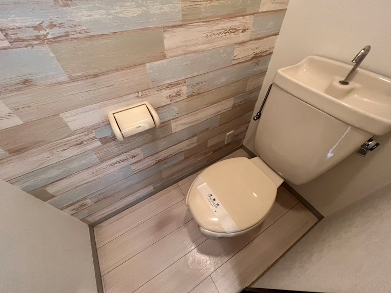 トイレ　別部屋の写真になります。