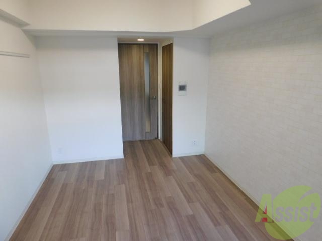 居室・リビング　フローリング貼りの室内です