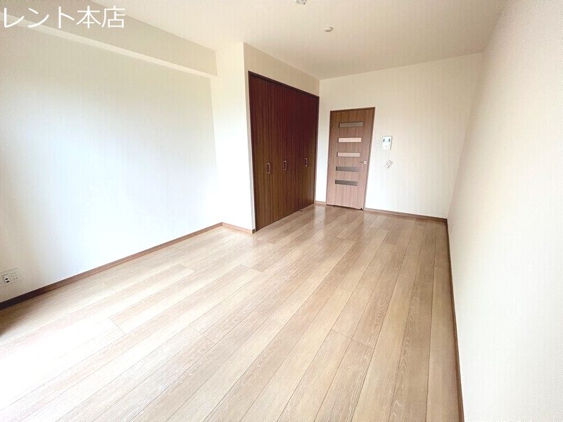 居室・リビング　シンプルな内装なのでどんな家具にでも合うと思います♪