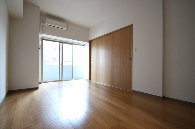 居室・リビング　同物件別号室の写真です。