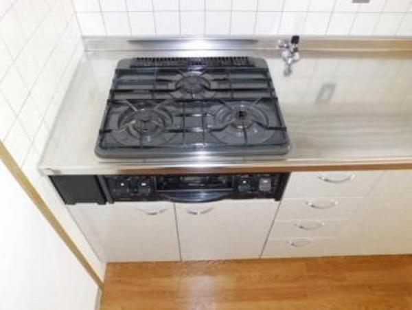 キッチン　3口ガスコンロ付で機能的なキッチンです！