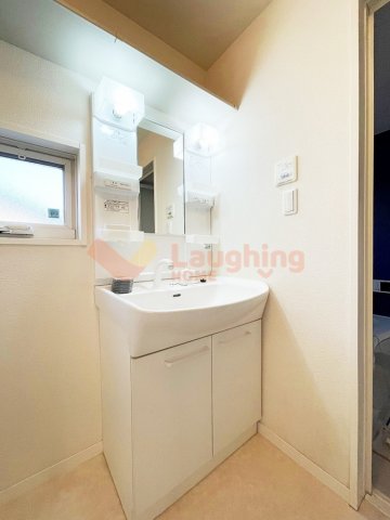 洗面設備　ゆったりとスペースのある洗面所