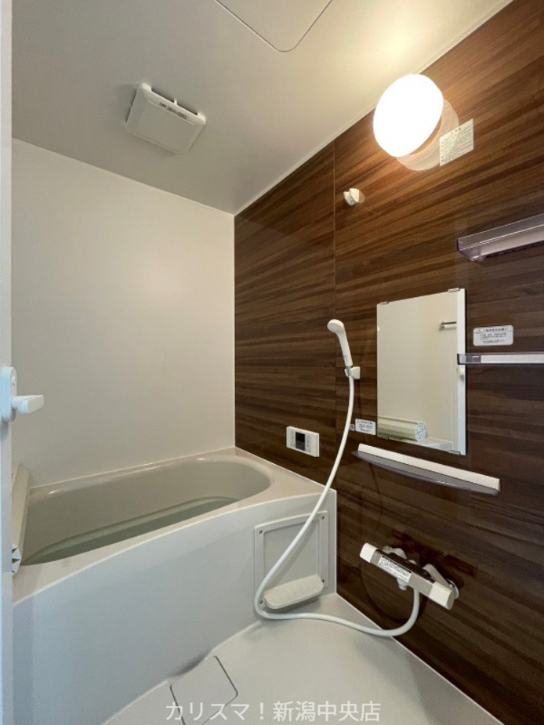 バス・シャワールーム　※反転部屋参考写真