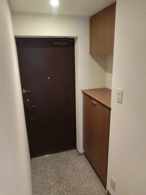 玄関　上下に収納できますので、家族分の靴も入りますよ。