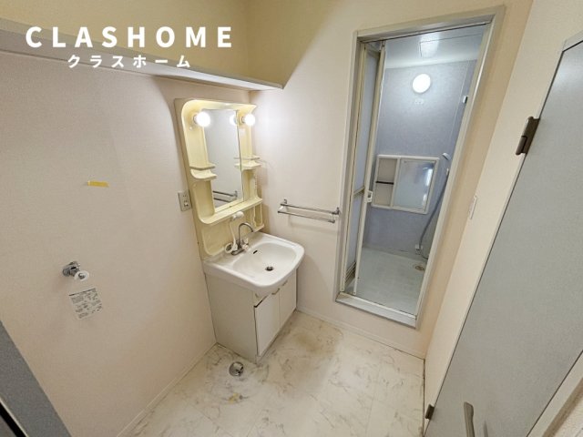 洗面設備　同物件の別部屋になります。