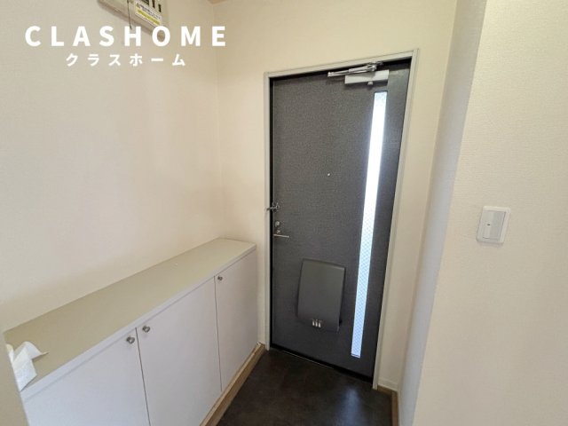 玄関　同物件の別部屋になります。