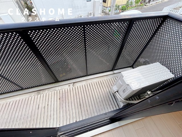 バルコニー　同物件の別部屋になります。