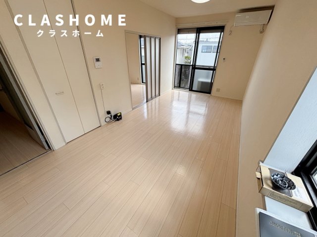 居室・リビング　同物件の別部屋になります。