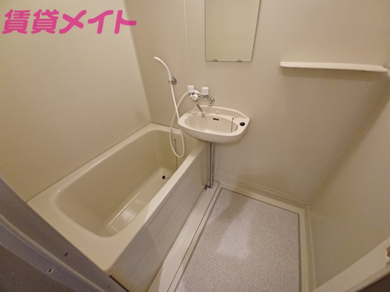 バス・シャワールーム　別部屋反転参考写真です
