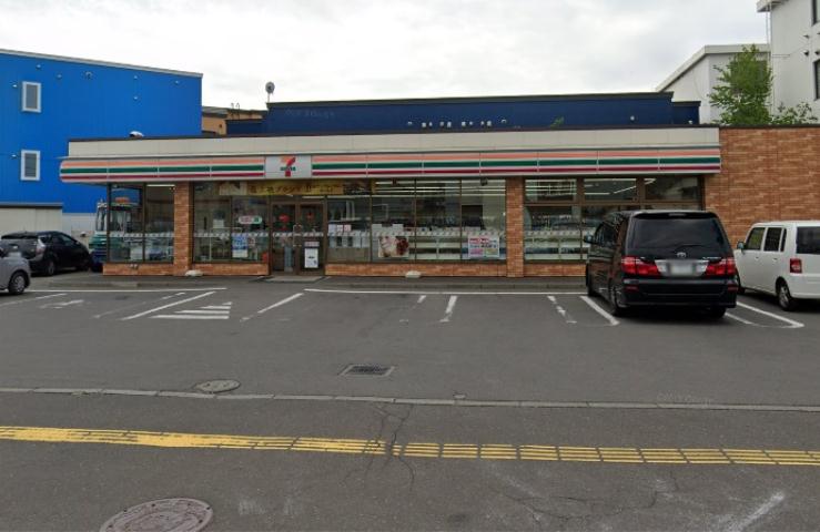 コンビニ　セブンイレブン（コンビニ）まで354m