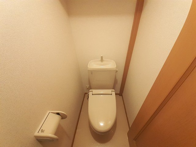 トイレ　落ち着いた色調のトイレです