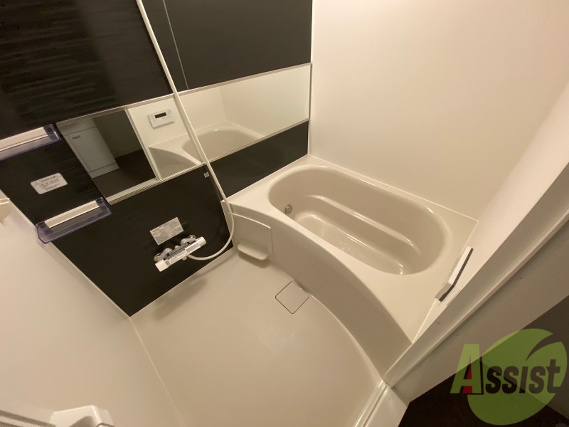 バス・シャワールーム　バスルームは狭すぎず、シャワーも浴びやすそうです。