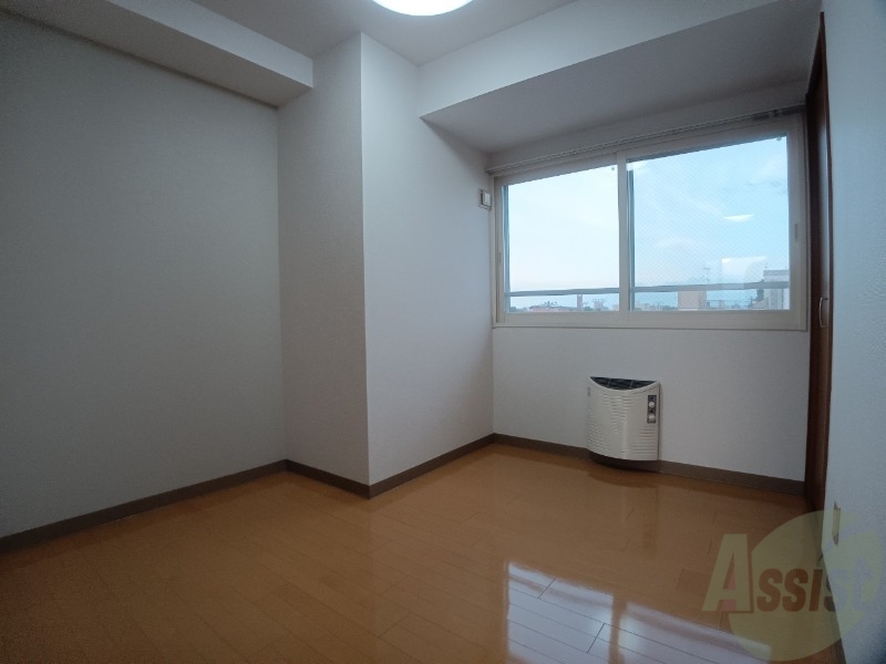 その他部屋・スペース　寝室はこちらです。光が差し込む、温かみのあるお部屋です。