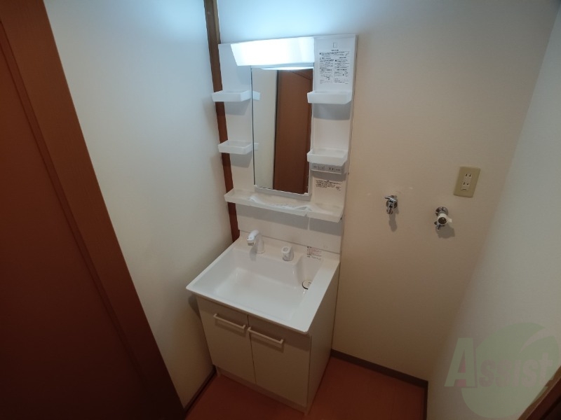 洗面設備　大きくて使いやすそうな独立洗面台になっています。