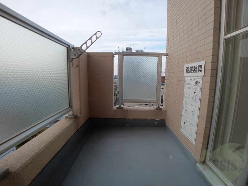 バルコニー　バルコニーです。洗濯物を干すもよし、一息つくもよしですね。