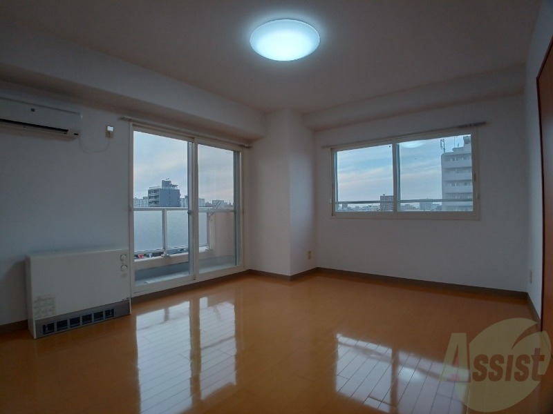 居室・リビング　日当たりが良くて心地よく過ごせそうなお部屋です。