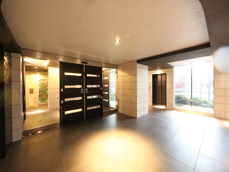 エントランス　エントランス　オートロック付　防犯カメラ有り