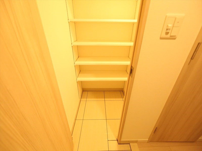 玄関　玄関　シューズクローク付（収納充実してます）