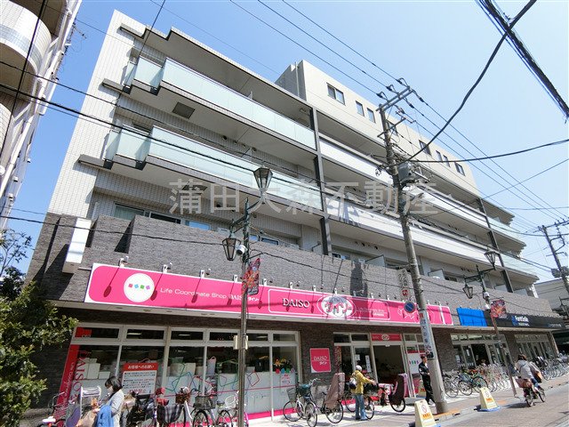 建物外観　1階100均一ダイソーさんと自転車屋さん　2013年3月築