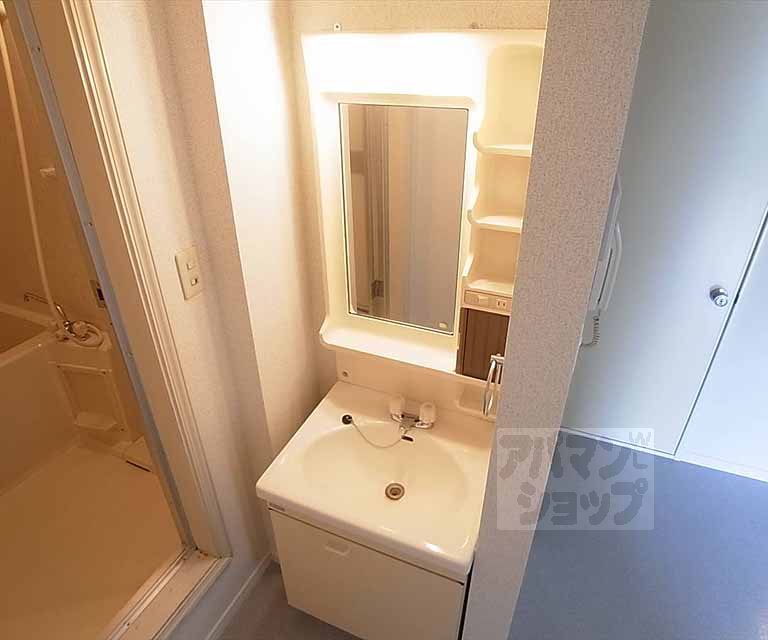 洗面設備　明るい洗面台です