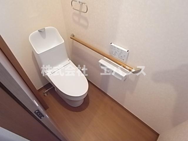 トイレ　落ち着いた色調のトイレです