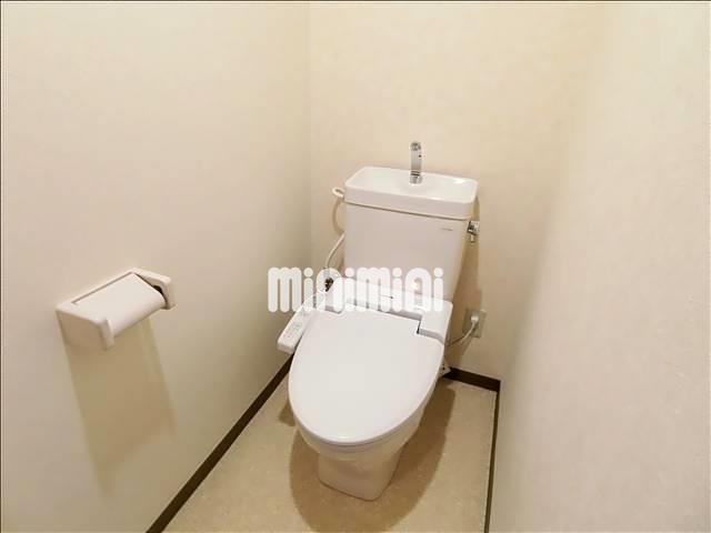 トイレ　温水洗浄便座付きのトイレ。