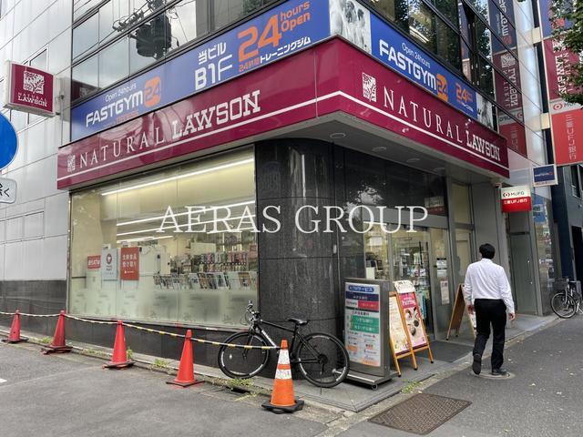 コンビニ　ナチュラルローソン 新高円寺駅前店（コンビニ）まで322m