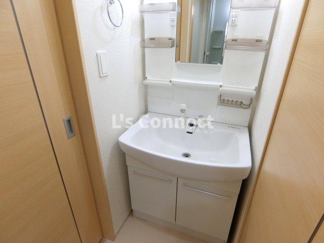 洗面設備　朝の支度もスムーズな独立洗面台。