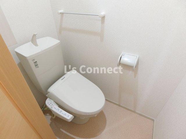 トイレ　温水洗浄便座付きのトイレ。