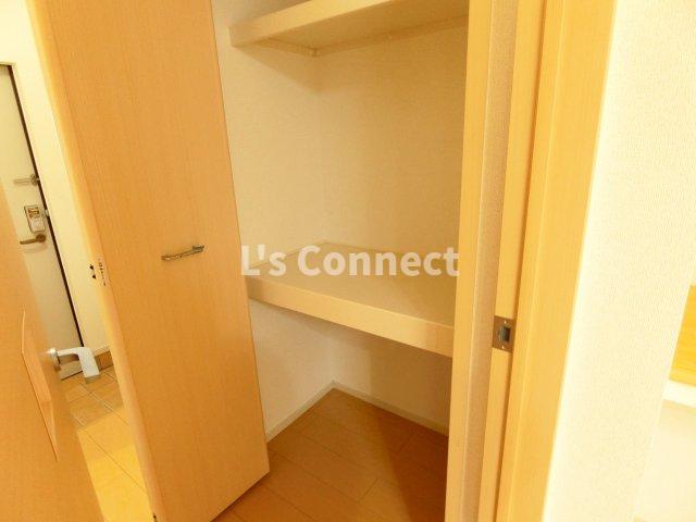 その他設備　廊下にも収納付き。