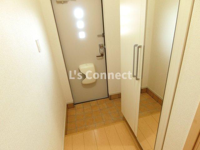 玄関　背の高い下駄箱には鏡付きで身だしなみチェック。