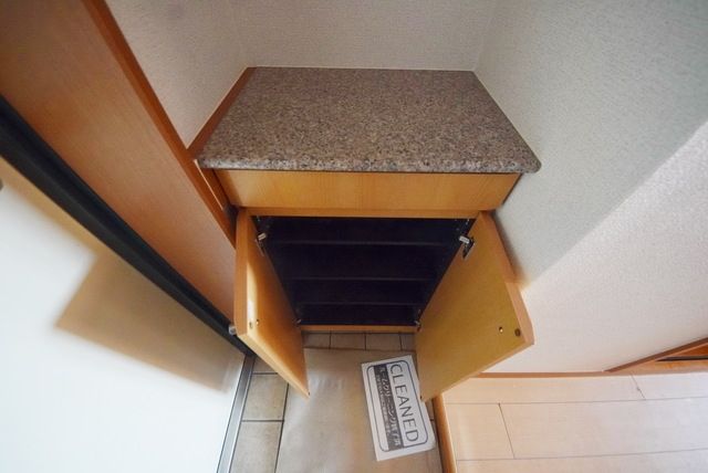 玄関　お問い合わせはタウンハウジングまで