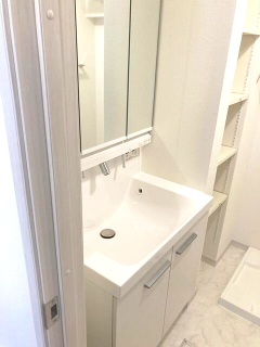 洗面設備　独立洗面化粧台が付いています