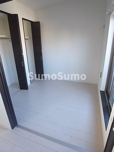 その他部屋・スペース　落ち着いた色調の寝室です