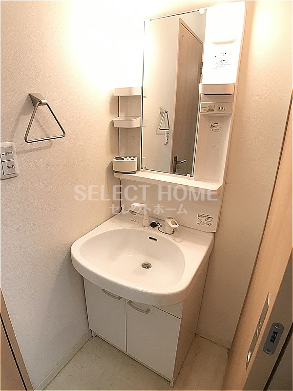 洗面設備　同型タイプ独立洗面台、小物を置くことができて便利です