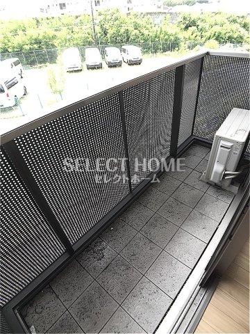 バルコニー　同型タイプ陽当たり良好なバルコニーです