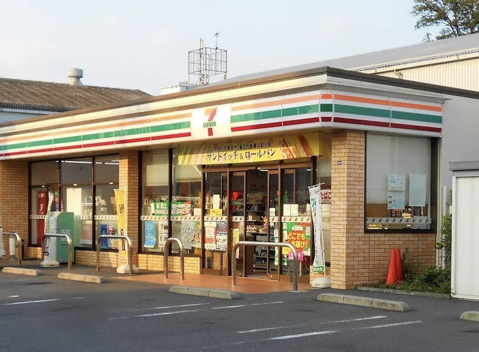 コンビニ　セブンイレブン（コンビニ）まで230m