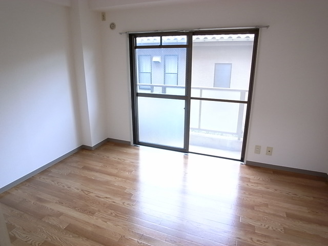 その他　洋室(6帖）※同タイプの216号室の写真です