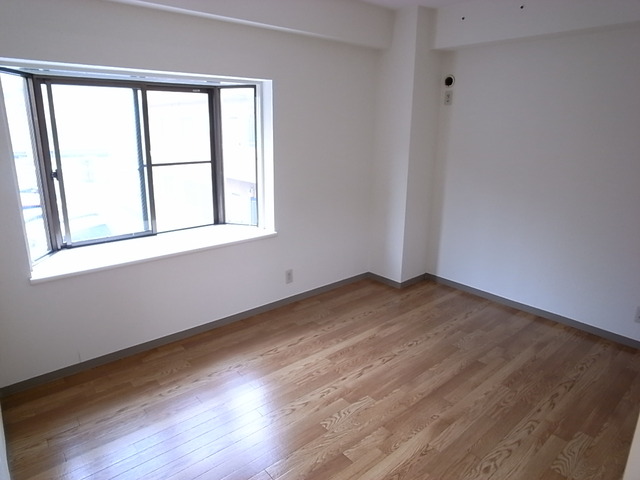 その他　洋室（6帖）※同タイプの216号室の写真です