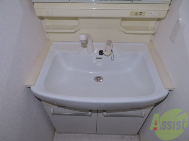 洗面設備　洗面台。朝の身支度はここでばっちり決めましょう。