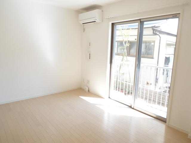 居室・リビング　別室参考写真　７．７帖の明るい印象のお部屋です♪