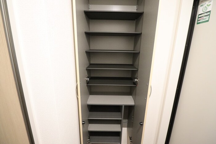 玄関　トールタイプの姿見付シューズボックス