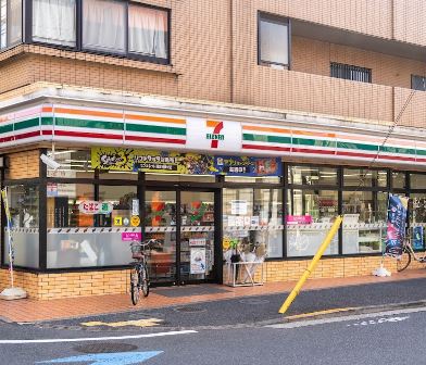 コンビニ　セブンーイレブン大田区中央８丁目店（コンビニ）まで112m