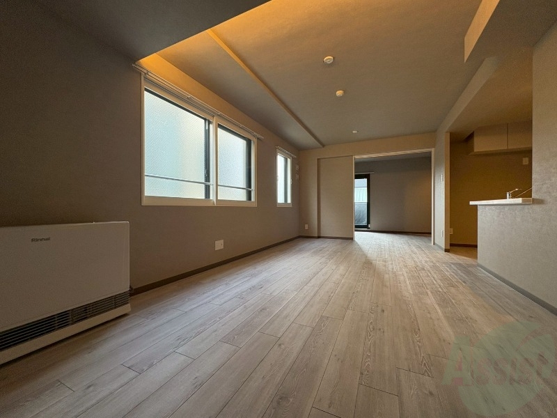 居室・リビング　リビングです。窓が大きくて明るいですね！