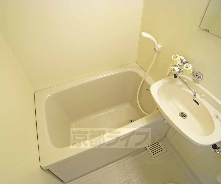 バス・シャワールーム　広々とした浴室です。