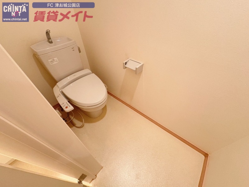 トイレ　同じ物件、別部屋の写真です