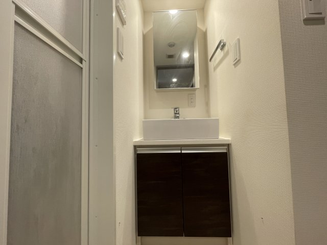 洗面設備　独立洗面台、小物を置くことができて便利です